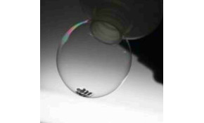 Un minuscule panneau solaire sur une bulle de savon Un minuscule panneau solaire sur une bulle de savon